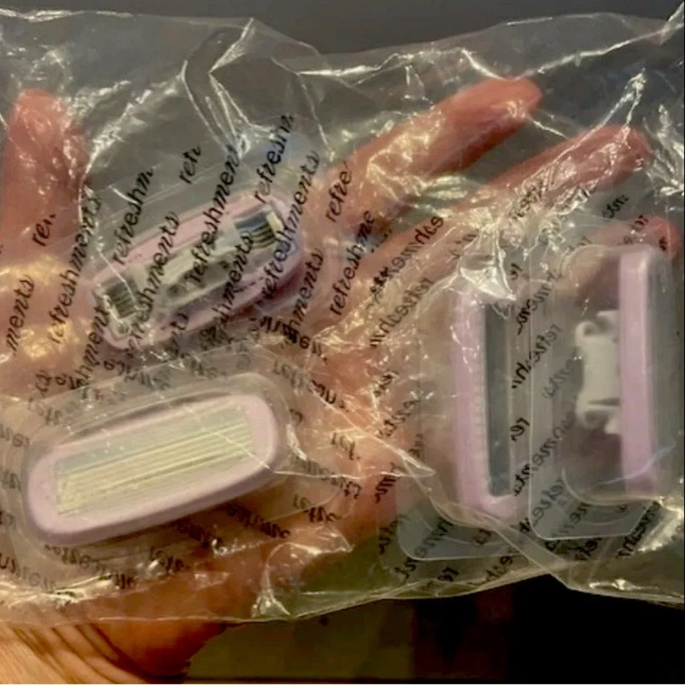 Refreshments Razor Blade Refills with Pouch - Picture 2 of 2